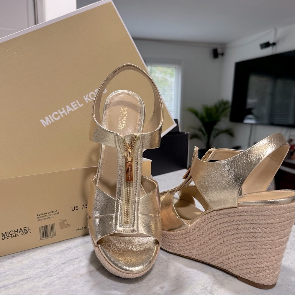 Women Medium Roslyn Zipper Closure Gold Wedge Sandals NEW - Picture 4 of 4